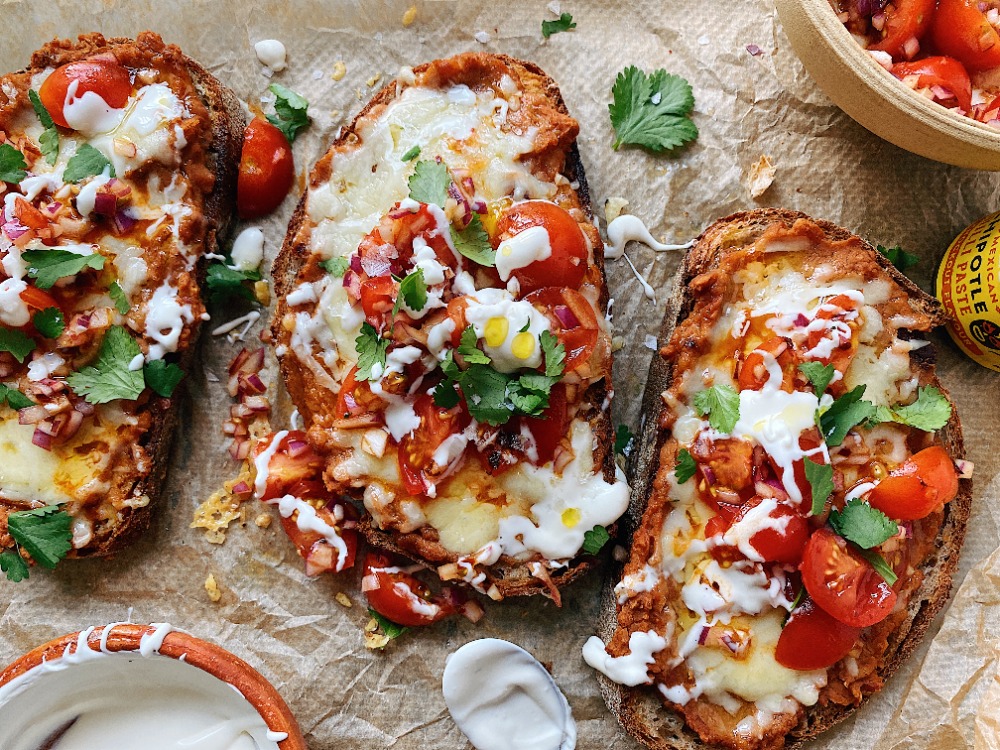 Molletes mexicanos con frijoles refritos